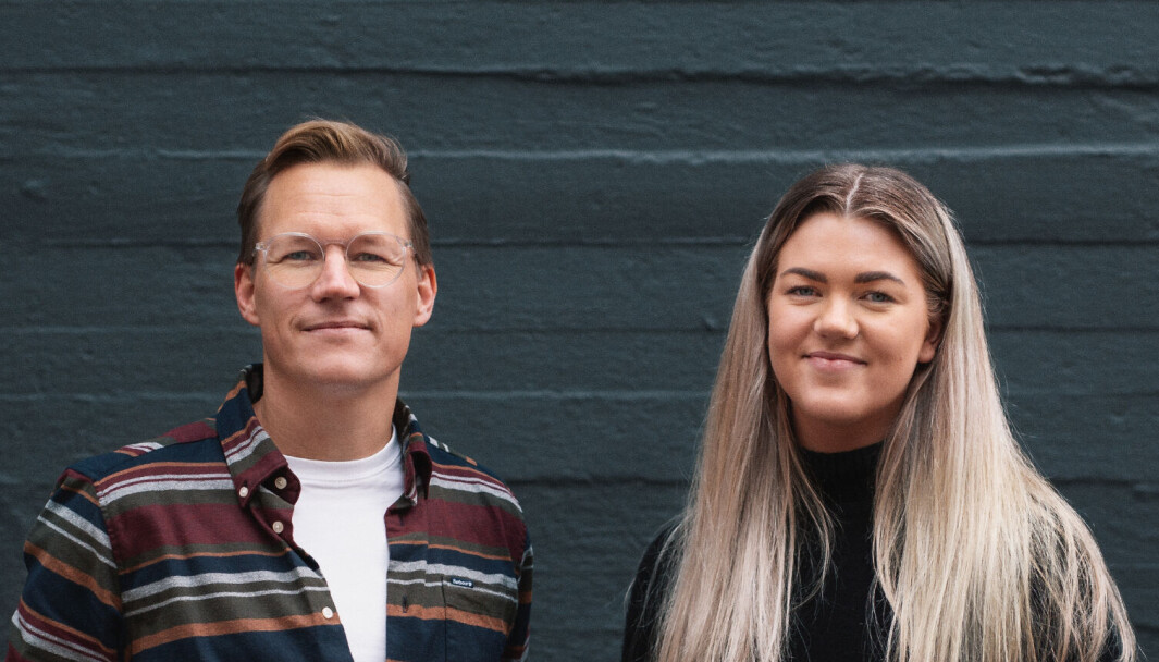 Klare for JCP-fest 5. november: – Jeg gleder meg maks til å få alle til å ta av på dansegulvet med denne, sier Julie Kjær. Her sammen med byråleder Lars Eia Kirkholm. Klare for JCP-fest 5. november: – Jeg gleder meg maks til å få alle til å ta av på dansegulvet med denne, sier Julie Kjær. Her sammen med byråleder Lars Eia Kirkholm.