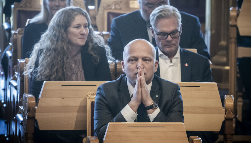 Finansminster Trygve Slagsvold Vedum er ikke på Twitter. Nå vil Finansdepartementet slå hardt ned på falske Vedum-kontoer i sosiale medier. Finansminster Trygve Slagsvold Vedum er ikke på Twitter. Nå vil Finansdepartementet slå hardt ned på falske Vedum-kontoer i sosiale medier.