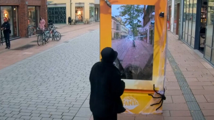 Skumle reklamer i gågaten i Drammen. Skumle reklamer i gågaten i Drammen.