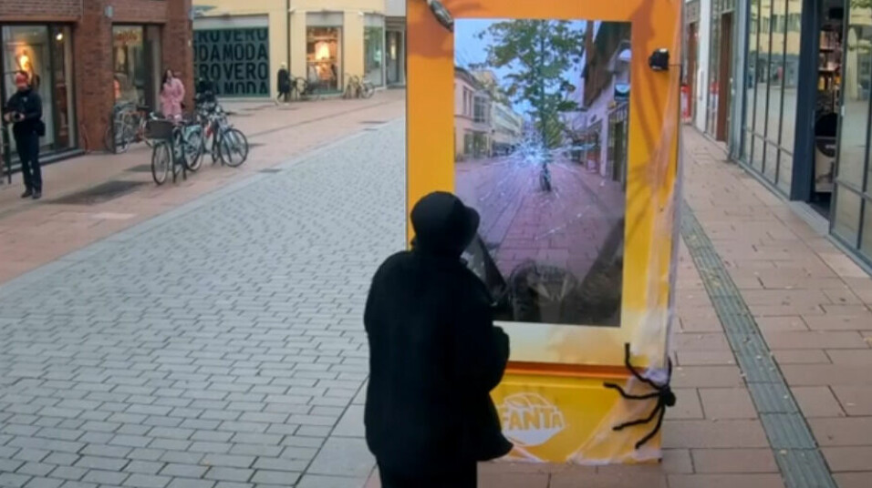 Skumle reklamer i gågaten i Drammen.