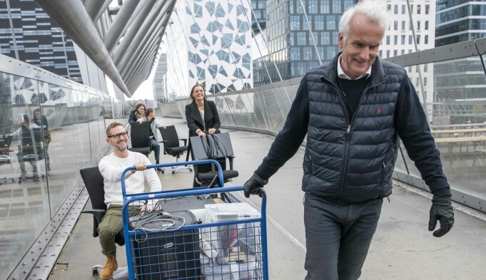 – Alle ansatte hjalp til å flytte inn i de nye lokalene. Foran: Arild Storm Isaksen og Anders Holm. Bak: Anna Heumrønningen, Øyunn Hagen Wold og Amanda Marie Bostad. – Alle ansatte hjalp til å flytte inn i de nye lokalene. Foran: Arild Storm Isaksen og Anders Holm. Bak: Anna Heumrønningen, Øyunn Hagen Wold og Amanda Marie Bostad.