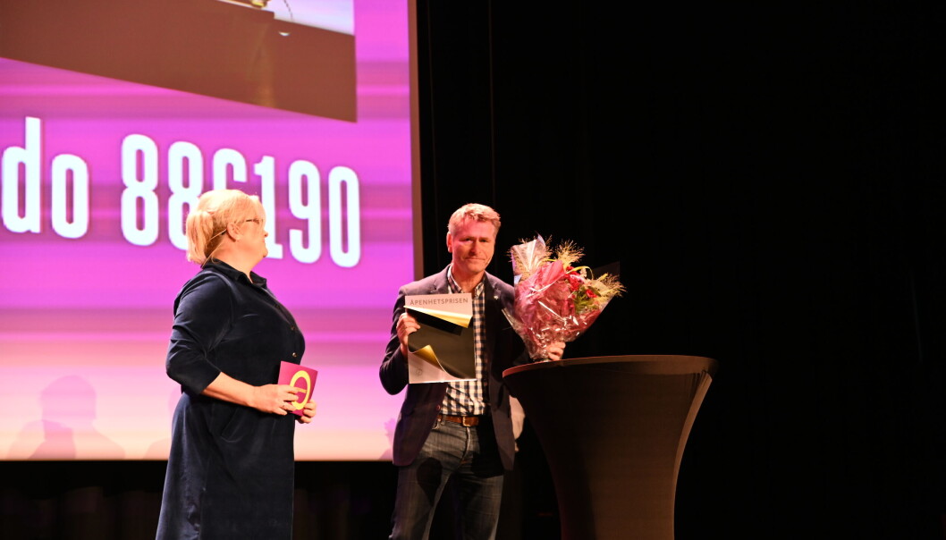 Juryleder Janne Stang Dahl deler ut Åpenhetsprisen til Gjerdrum kommune, og ordfører Anders Østensen. Juryleder Janne Stang Dahl deler ut Åpenhetsprisen til Gjerdrum kommune, og ordfører Anders Østensen.