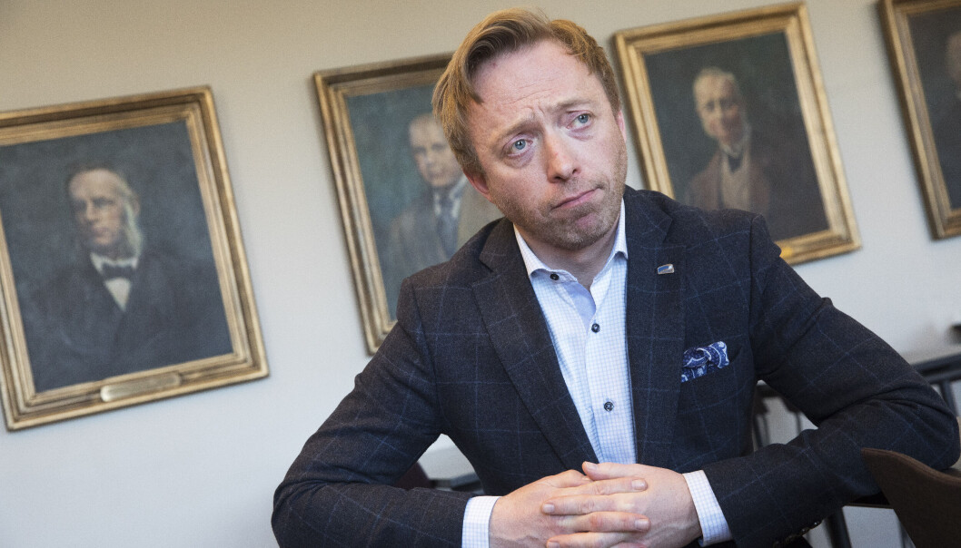 John-Ragnar Aarset forlater Høyre og går til Avinor. John-Ragnar Aarset forlater Høyre og går til Avinor.