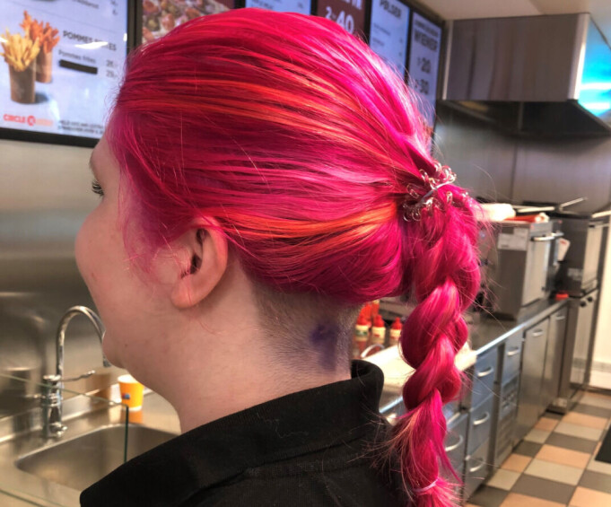 Denne Circle K-medarbeideren på Circle K Leirvik farget håret rosa i anledning aksjonen. Denne Circle K-medarbeideren på Circle K Leirvik farget håret rosa i anledning aksjonen.