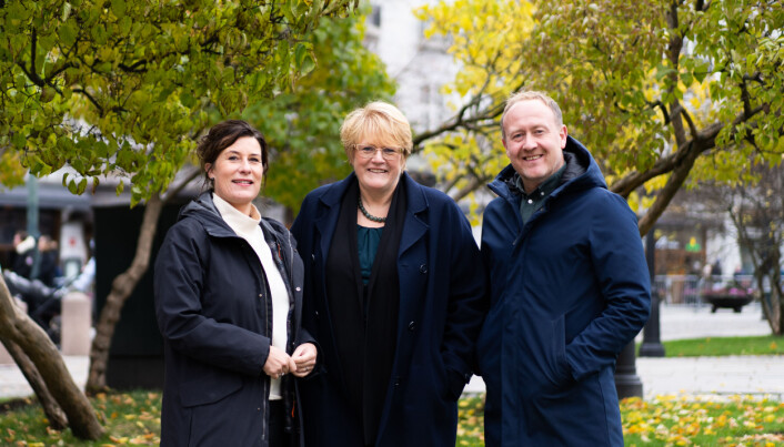Beate Nossum (t.v) sammen med nyansatt Trine Skei Grande og byråsjef i Footprint, Øyvind Vederhus. Beate Nossum (t.v) sammen med nyansatt Trine Skei Grande og byråsjef i Footprint, Øyvind Vederhus.