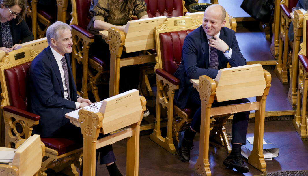 Statsminister Jonas Gahr Støre og finansminister Trygve Slagsvold Vedum under fremleggelsen av regjeringens forslag til endringer i statsbudsjettet for Stortinget Statsminister Jonas Gahr Støre og finansminister Trygve Slagsvold Vedum under fremleggelsen av regjeringens forslag til endringer i statsbudsjettet for Stortinget