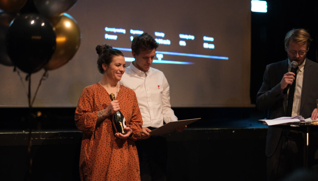 Her tar digital rådgiver Pia Winther og grafisk designer Bernt Henrik Kommedal i mot Grand Prix for identiteten til Alphatek. Her tar digital rådgiver Pia Winther og grafisk designer Bernt Henrik Kommedal i mot Grand Prix for identiteten til Alphatek.