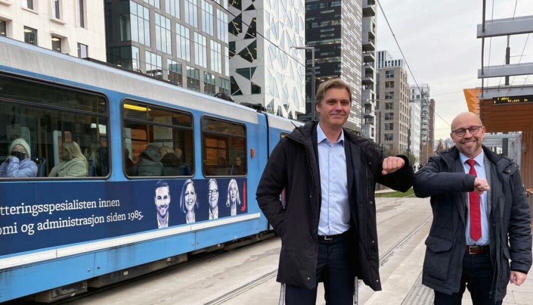 Inge Aasen og Dennis Højland Nyegaard juber over å ha inngått ny avtale sammen. Inge Aasen og Dennis Højland Nyegaard juber over å ha inngått ny avtale sammen.