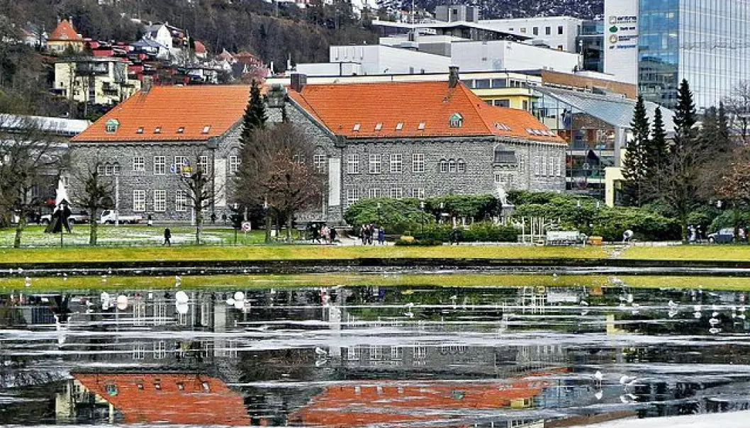 I både Bergen og Stavanger vurderer man nå hva man skal gjøre med bibliotekenes fremtidige bruk av Facebook.