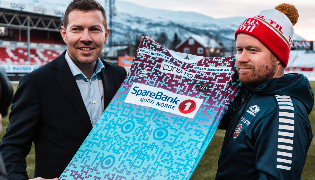Øyvind Alapnes og Tom Høgli med den nye drakten til Tromsø. Øyvind Alapnes og Tom Høgli med den nye drakten til Tromsø.