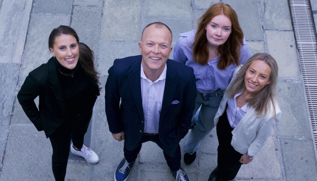 – Jeg leder et supert team som jobber stabilt og er tilpasningsdyktige, og det er jeg takknemlig for. Mennesker som jobber godt sammen er fortsatt suksessfaktor nummer en, sier Nils Apeland. Her sammen med teamet sitt. Fra venstre: Vedis Gjestemoen, Nils Apeland, Helene Huseby og Sarah Emilie Mørch. – Jeg leder et supert team som jobber stabilt og er tilpasningsdyktige, og det er jeg takknemlig for. Mennesker som jobber godt sammen er fortsatt suksessfaktor nummer en, sier Nils Apeland. Her sammen med teamet sitt. Fra venstre: Vedis Gjestemoen, Nils Apeland, Helene Huseby og Sarah Emilie Mørch.