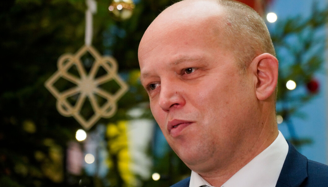 Bård Hoksrud stiller seg svært kritisk til Trygve Slagsvold Vedum og regjeringens kommunikasjonsstrategi, som han mener spriker fullstendig. Bård Hoksrud stiller seg svært kritisk til Trygve Slagsvold Vedum og regjeringens kommunikasjonsstrategi, som han mener spriker fullstendig.