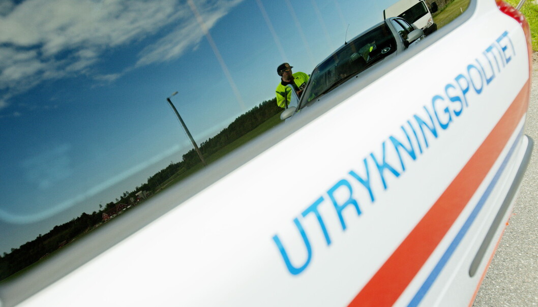 Politiet fikk raskt kritikk for at personen var mulig å identifisere, blant annet ettersom klær og sko var synlige. Politiet fikk raskt kritikk for at personen var mulig å identifisere, blant annet ettersom klær og sko var synlige.