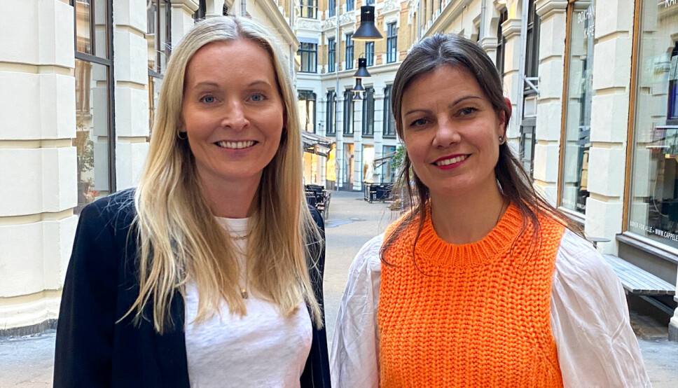 Daglig leder Sara Narvhus Oksdøl i AIB (til venstre) og konserndirektør Hilde Norddal i Amedia Salg og Marked gleder seg over sterk digital utvikling hos Amedia.