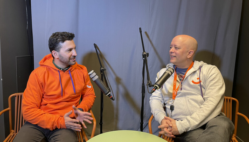 Reza Sobut (f.v) og Cato Gjertsen har innredet et lite podcast-studio i Vipps-lokalene.