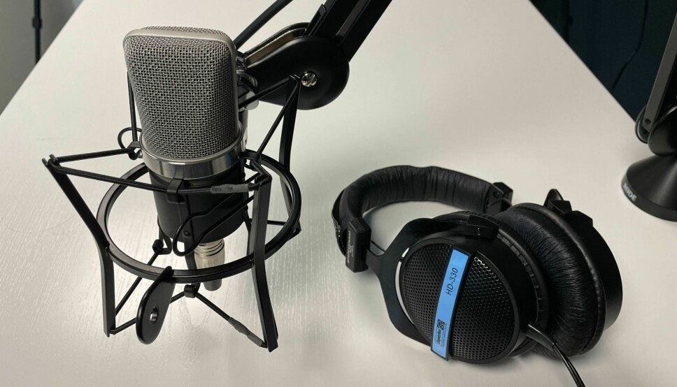 Mikrofon og hodetelefoner for å spille inn podkast