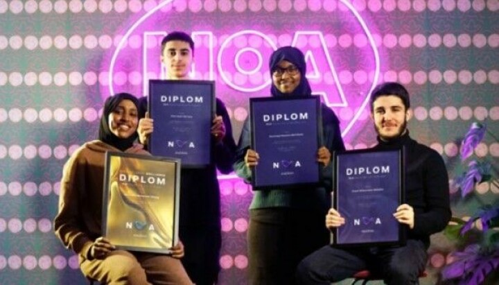 Alan Sadi (16), Muntaha Dheeg (18), Amed Abdullah (17), Summaya Deria (19) og Enis Idrizi (16), fikk tilbud om praksisplass i Anorak for å lære mer om strategi, innsikt og kreativitetens rolle