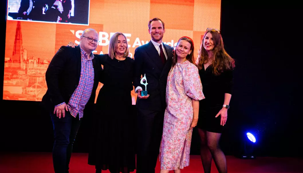 Trigger vinner pris på SABRE-awards. Bente Kvam Kristoffersen. Fredrik Juul. Charlotte Granbo.