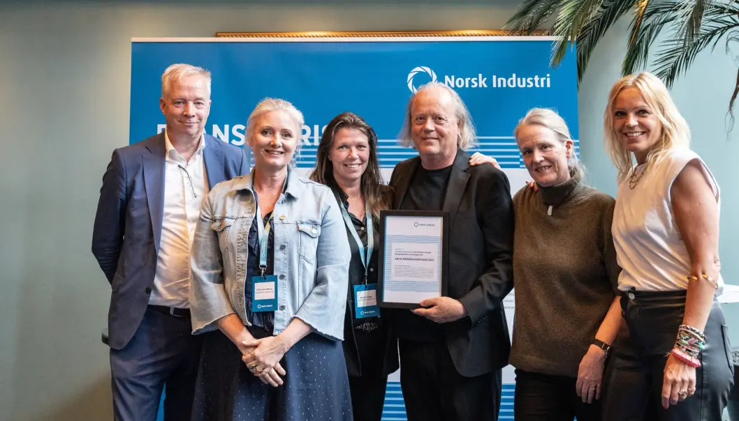 Hadeland Glassverk fikk prisen Årets merkevarebygger. På scenen, fra venstre, Egil Sundet i Designindustrien, Sofia Sandblom og Marita Krogh fra Hadeland Glassverk, eier Atle Brynestad, Maud Bugge fra Hadeland Glassverk og Ragnhild B. Grytten i Designindustrien. Hadeland Glassverk fikk prisen Årets merkevarebygger. På scenen, fra venstre, Egil Sundet i Designindustrien, Sofia Sandblom og Marita Krogh fra Hadeland Glassverk, eier Atle Brynestad, Maud Bugge fra Hadeland Glassverk og Ragnhild B. Grytten i Designindustrien.