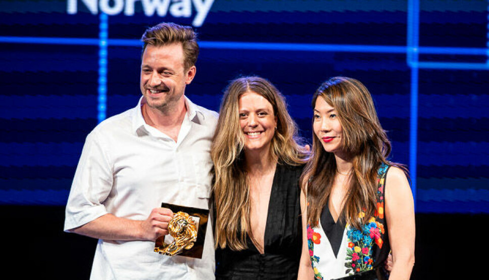 Mandag kveld fikk Eirik Sørensen og Caroline Riis i TRY Reklame årets første Cannes-gull. Dette er duoens andre i karrieren. Her sammen med jurypresident Natalie Lam fra Publicis Groupe APAC & MEA.