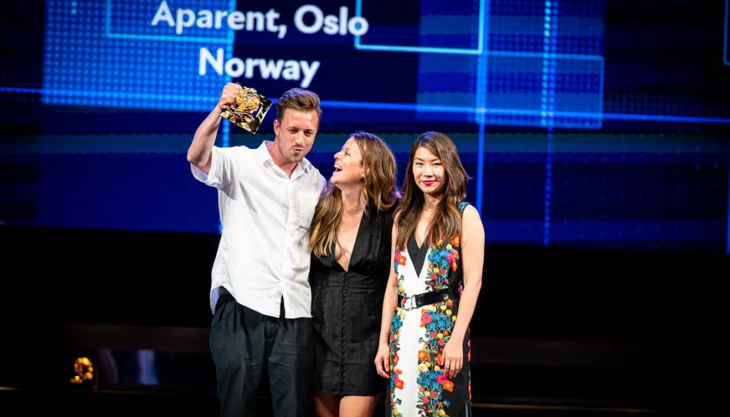 Her får Eirik Sørensen og Caroline Riis i TRY Reklame årets Gull-løve i Cannes.