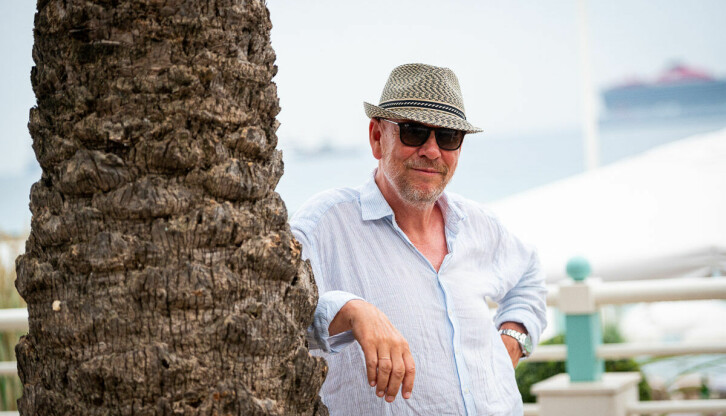 Kjetil Try på stranden i Cannes. 2021 var et bra år for konsernet hans, nå varsler han betydlig inntektsøkning i 2022.