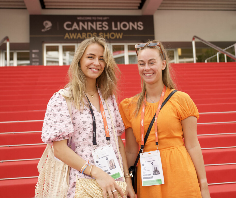 Allstrin og Fylling utenfor palasset i Cannes.