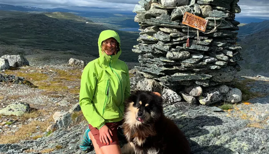 Kommunikasjonsrådgiver i SINTEF, Christina Benjaminsen, på fjelltur med hunden sin.