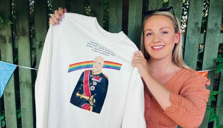 Slik ser genserne Frida Marie Grande selger på nettbutikken ut, og alt overskudd går til Oslo Pride.
