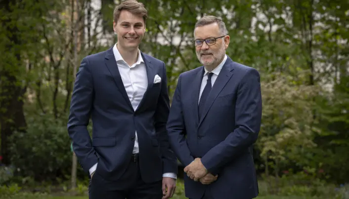 Daglig leder Jan-Erik Larsen forteller at Corneliussen er kun den andre som får fast jobb rett etter intern-perioden. Daglig leder Jan-Erik Larsen forteller at Corneliussen er kun den andre som får fast jobb rett etter intern-perioden.