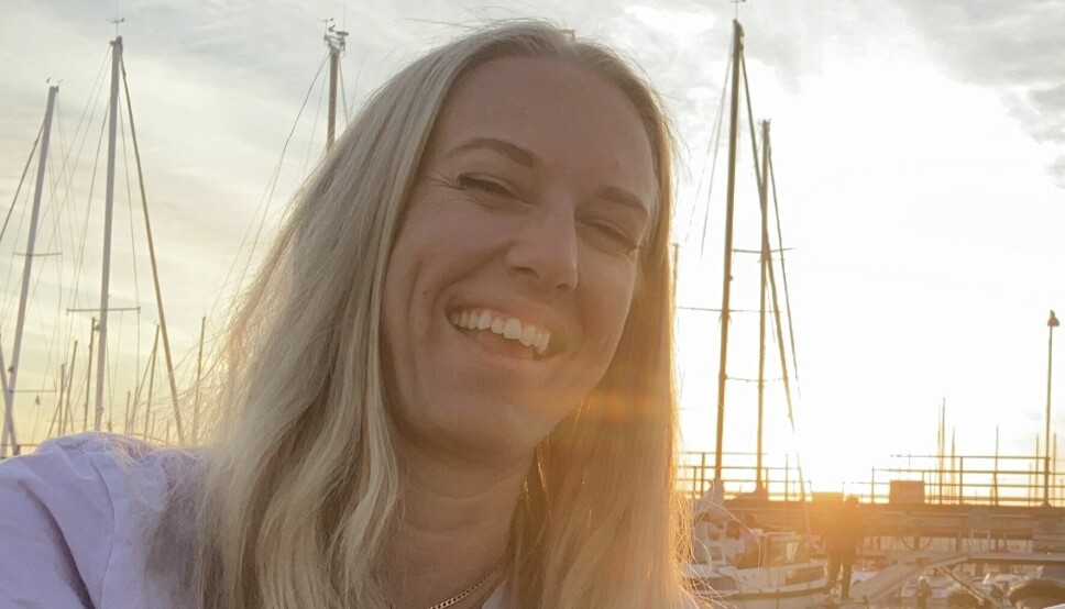 Maria T. Oljemark blir alltid glad av sjø, sommer og fine folk. Her fra en hyggelig fredagskveld i båten til en kollega i fjor sommer.