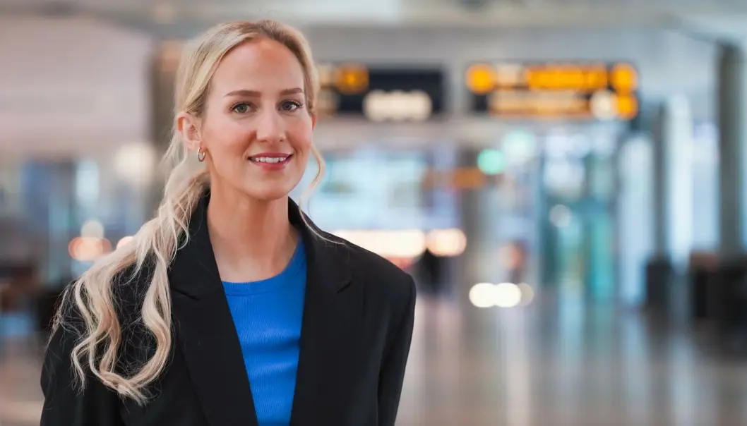 Jeg fikk min første jobb på Oslo Lufthavn i 2008, og startet som sommervikar i SAS og hjalp passasjerer å sjekke inn på de få sjekk-inn automatene som da eksistere, forteller Carita Storm Røsaasen. Jeg fikk min første jobb på Oslo Lufthavn i 2008, og startet som sommervikar i SAS og hjalp passasjerer å sjekke inn på de få sjekk-inn automatene som da eksistere, forteller Carita Storm Røsaasen.