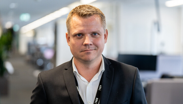 Lars Håkon Grønning, sjefredaktør i E24, sier at de som utsettes for kritisk journalistikk skal få god mulighet til å svare for seg.