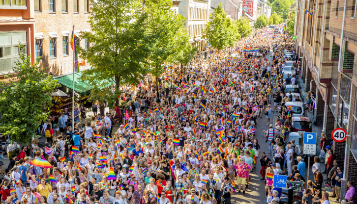 På lørdag blir det pride-parade i Oslo igjen. Sommerens parade ble avlyst etter masse-skytingen og preget av påstander om dårlig kommunikasjon mellom partene. Her fra paraden tilbake i 2018.