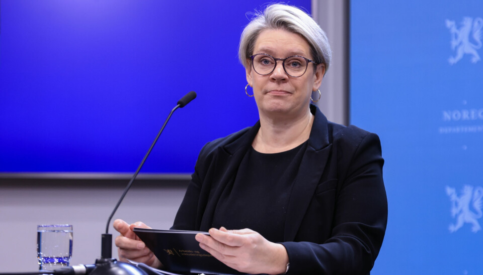 Arbeids- og inkluderingsminister Marte Mjøs Persen holder pressekonferanse.