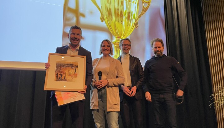 Daglig leder Øyvind Alapnes i Tromsø IL tok imot  Nordnorsk kommunikasjonspris fra styreleder Vibeke Lund Pettersen, og Bård Borch Michalsen og Øivind Arvola i juryen.