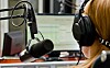 Medietilsynet vel å prioritere driftsstøtta til digitalisering av lokalradio etter ein kraftig auke i kostnadene den siste tida. Radio, dame på radio.