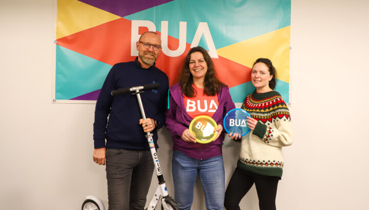 Fra venstre på bildet: Jarle Ring, daglig leder JCP Arena – Monica Vogt, daglig leder BUA – Maria Halvorsen, prosjektleder JCP Arena