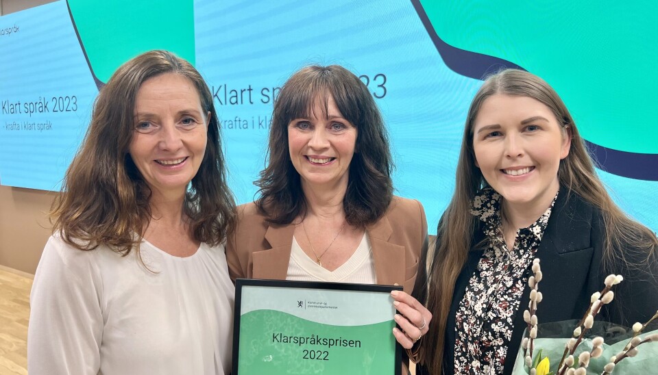 PRIS TIL SUNNFJORD. (f.v.), Statssekretær Gunn Karin Gjul i KDD deler ut Klarspråksprisen til ordførar Jenny Følling og Malin Moldestad i Sunnfjord kommune. PRIS TIL SUNNFJORD. (f.v.), Statssekretær Gunn Karin Gjul i KDD deler ut Klarspråksprisen til ordførar Jenny Følling og Malin Moldestad i Sunnfjord kommune.
