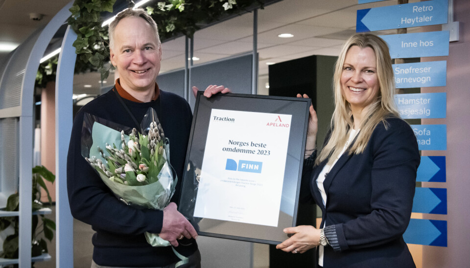 Leder for FINN, Eddie Sjølie, mottar prisen for Norges beste omdømme 2023, fra Apelands Miriam Gressli Edvardsen.