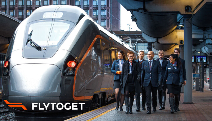 Flytoget søker innholdsmarkedsfører med hjerte for effekt Flytoget-kollegaer som går sammen ved jernbanen