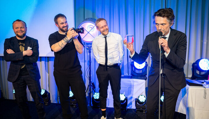 Jon Hjørnevik tok i mot premien på vegne av gjengen i Apriil Reklame Jon Hjørnevik tok i mot premien på vegne av gjengen i Apriil Reklame
