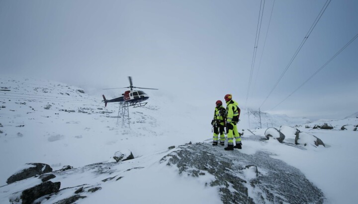 Statnett søker pressesjef Helikopter og to mennesker i naturen