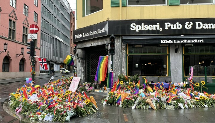 Blomster på minnestedet for masseskytingen i Oslo 25. juni 2022.
