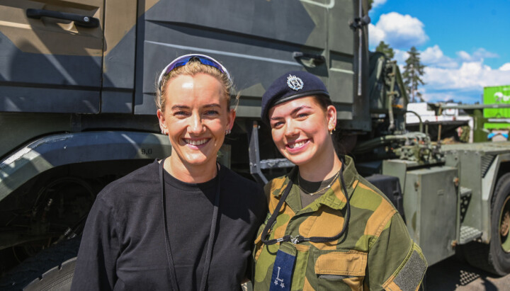 Annemarte Lehne (til venstre) og Solveig Solheim i Forsvaret.