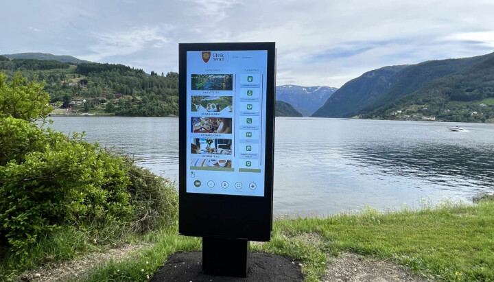 Ulvik herad sin nye digitale turistkiosk omkranset av fjell og fjordvann.