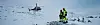 Helikopter og to arbeidsfolk