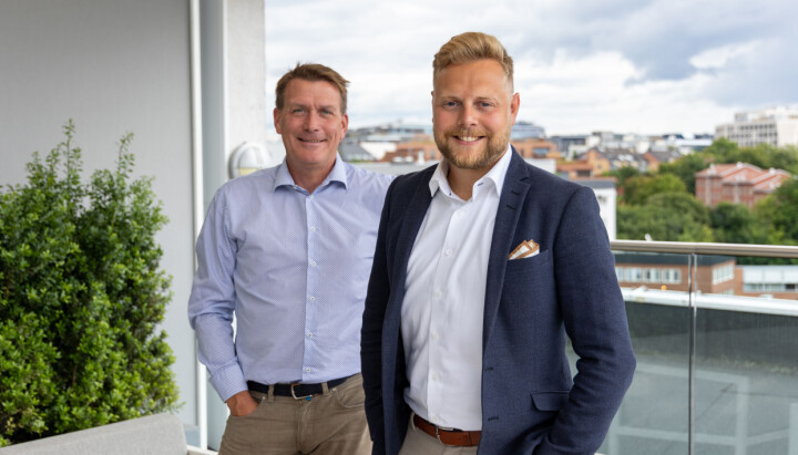 Yngve Angvik (32) blir ny samfunnskontakt i Reitan Retail, her står han foran Kårstein Eidem Løvaas, Leder for næringspolitikk.