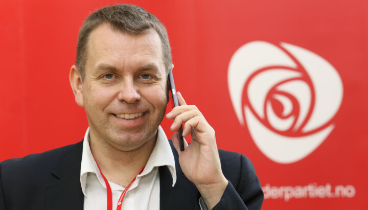 Halvard Ingebrigtsen, kommunikasjonssjef i Arbeiderpartiet. Med en telefon.