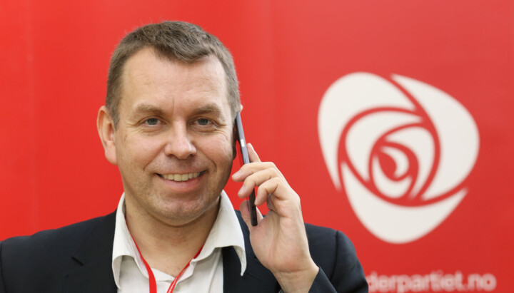 Halvard Ingebrigtsen, kommunikasjonssjef i Arbeiderpartiet. Med en telefon.